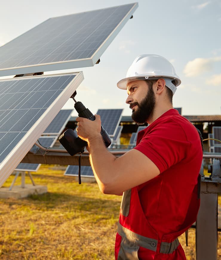 Técnico trabajando en una instalación fotovoltaica